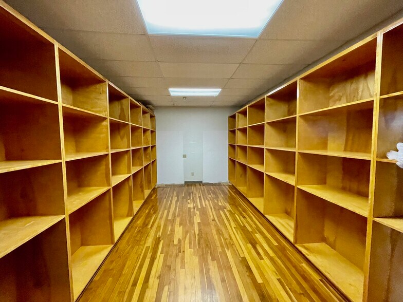 More Photos Of 216 E College St, Seguin Flex For Sale