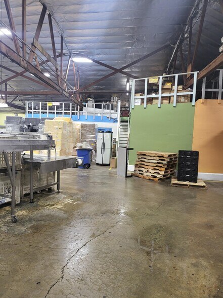 More Photos Of 1000 Lawrence St, Los Angeles Warehouse For Sale