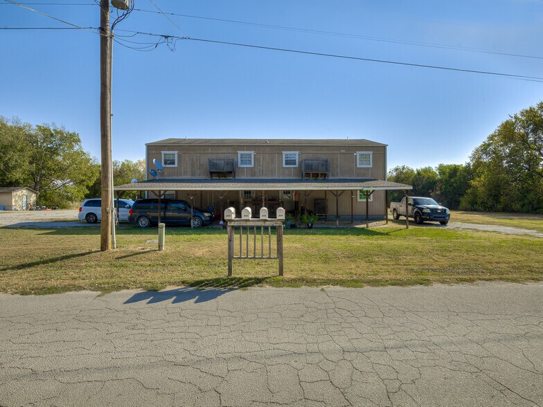 More Photos Of 940 N Ross Ave, Dewey Multifamily For Sale