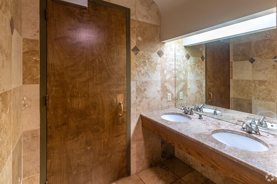 More Photos Of 4054 McKinney Ave, Dallas Office For Lease