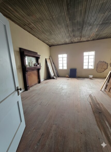 More Photos Of 215 W 6th St, Ferris Office For Sale