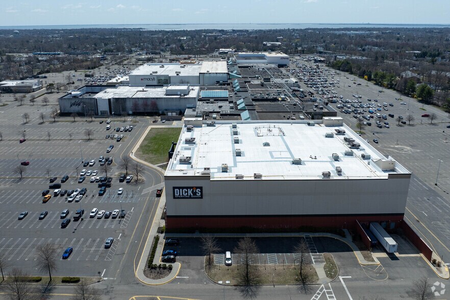 More Photos Of 1701 Sunrise Hwy, Bay Shore General Retail For Lease