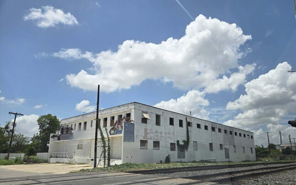 More Photos Of 522 Delaware St, San Antonio Warehouse For Sale
