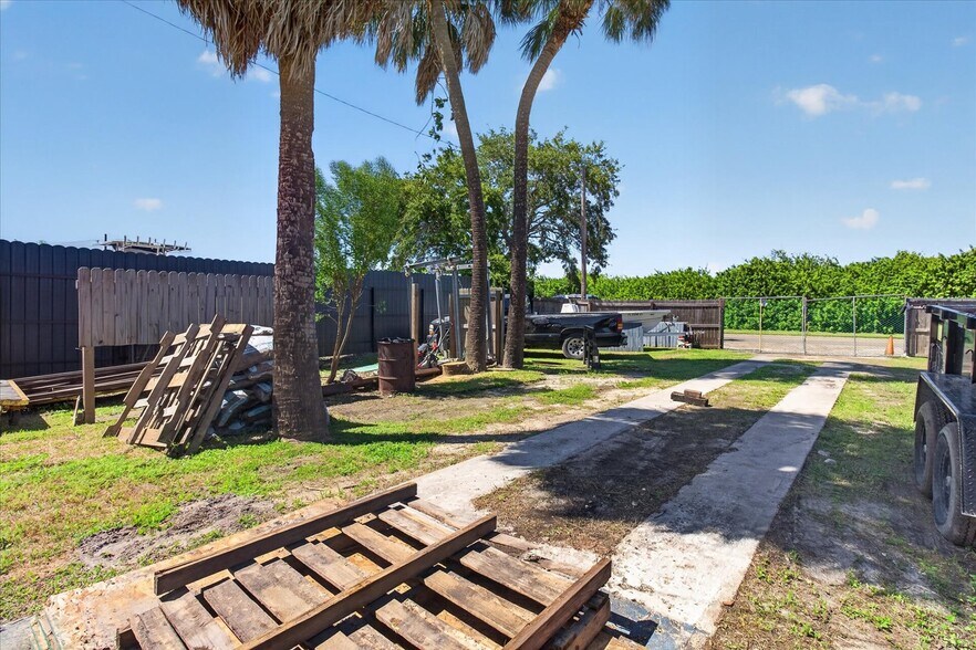 More Photos Of 5306 W Commerce St, Tampa Warehouse For Sale