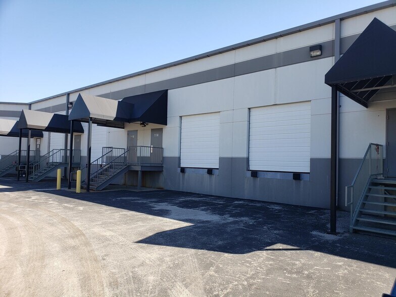 More Photos Of 601-611 Trade Center Blvd, Chesterfield Warehouse For Lease