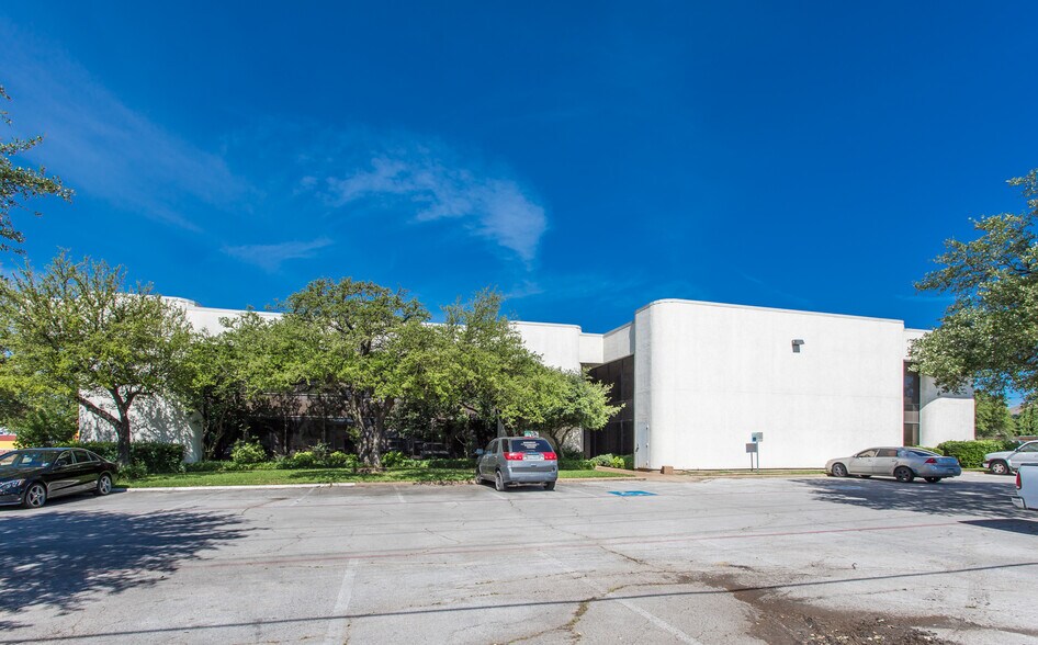 More Photos Of 1425 W Pioneer Dr, Irving Office For Lease