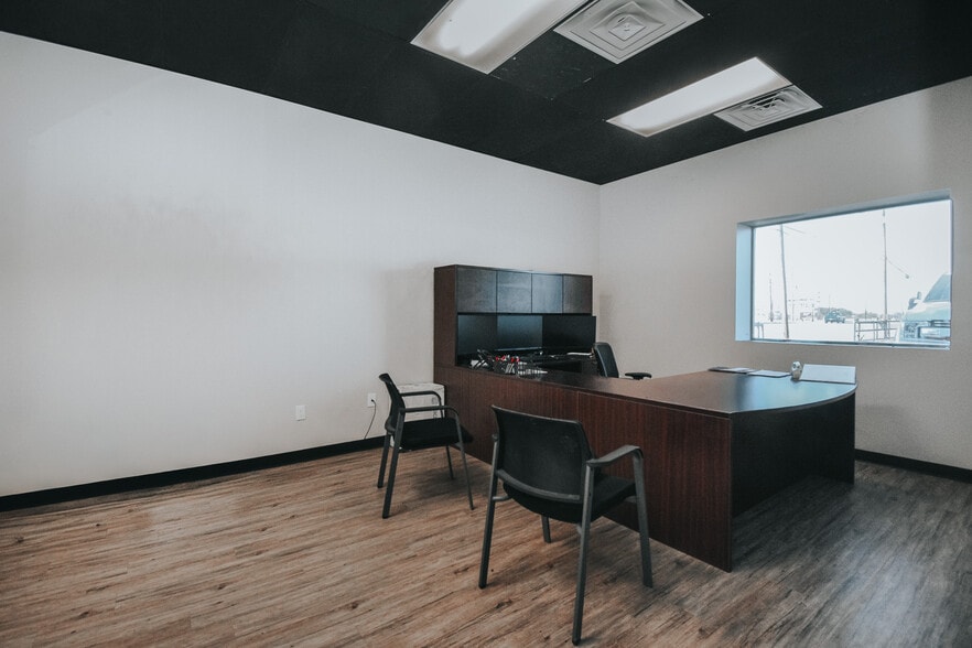 More Photos Of 13102 N Navarro St, Victoria Flex For Lease