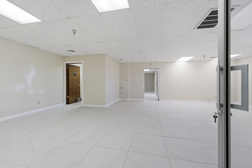 More Photos Of 1400 Orange St, Rosamond Warehouse For Lease