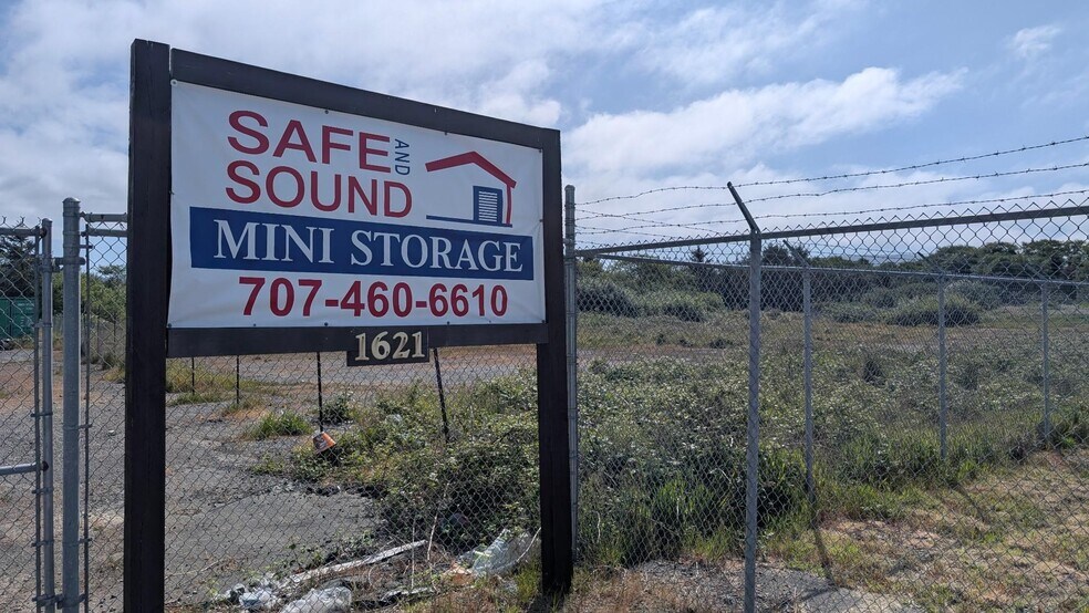 Primary Photo Of 1621 5th St, Crescent City Self Storage For Sale