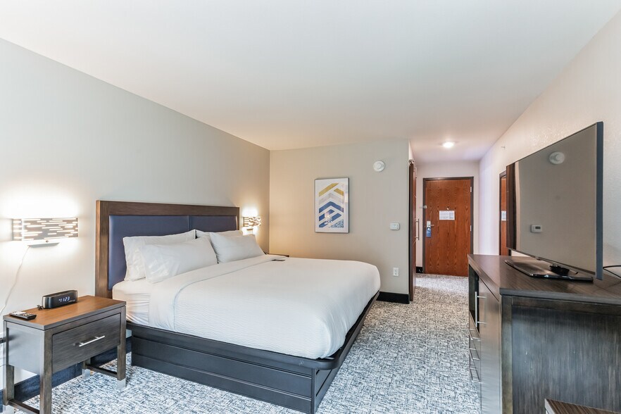 More Photos Of 4 Reynolds Mountain Blvd, Asheville Hotel For Sale