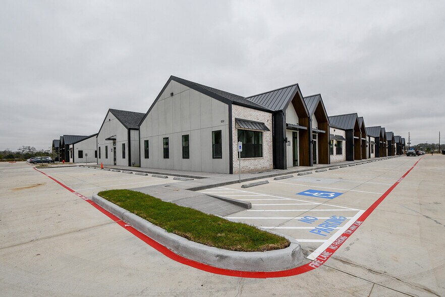 More Photos Of 1325 Main St, Katy Office For Lease