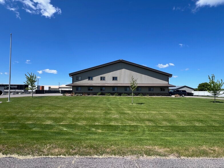 More Photos Of 20021 Edison Cir, Clearwater Warehouse For Lease