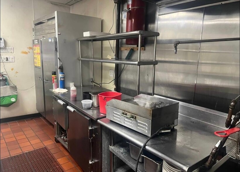 More Photos Of 161-50 Cross Bay Blvd, Howard Beach Fast Food For Lease