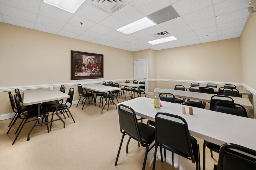 More Photos Of 60 Highway 22, Milledgeville Showroom For Sale