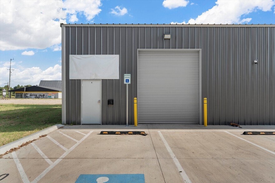 More Photos Of 210-212 Stanfield Dr, Waco Light Manufacturing For Sale
