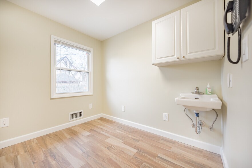 More Photos Of 2276 S Merrick Ave, Merrick Medical For Lease