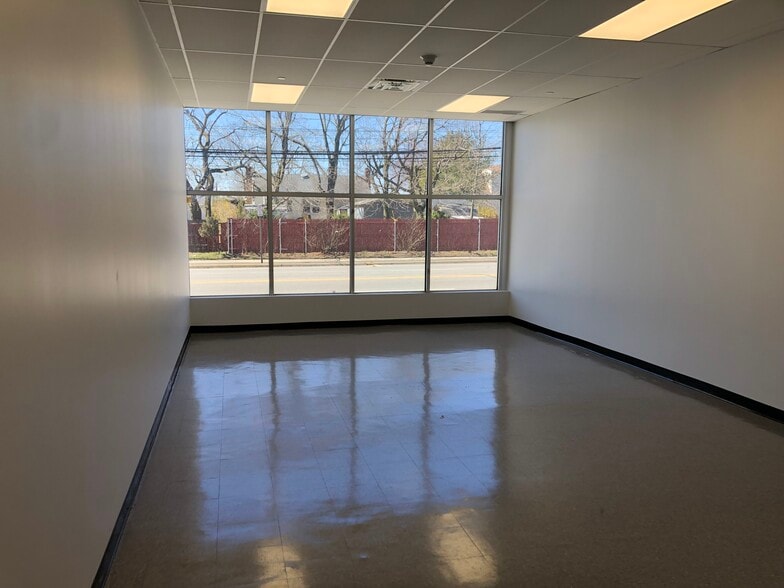 More Photos Of 595 S Broadway, Hicksville Warehouse For Lease