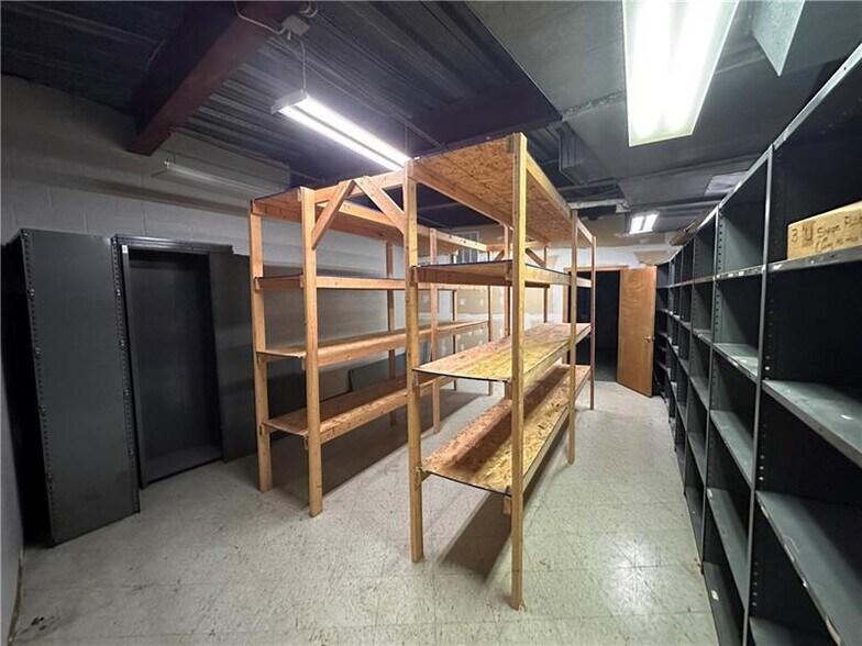 More Photos Of 9625 Perry Hwy, Pittsburgh Office For Lease