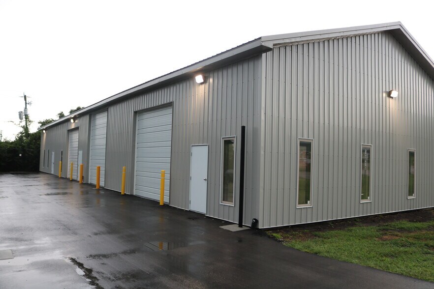 More Photos Of 13910 Century Ln, Grandview Warehouse For Lease