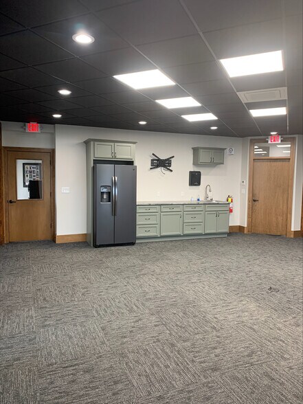 More Photos Of 1100 West St, Wausau Flex For Lease