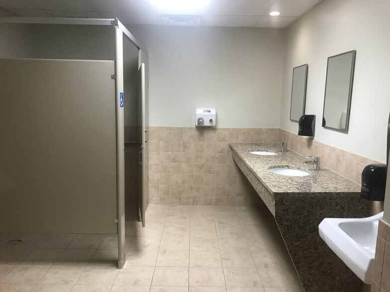 More Photos Of 4 Park Plz, Wyomissing Office For Sale