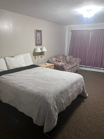 More Photos Of 180 E 10th St, Oswego Hotel For Sale