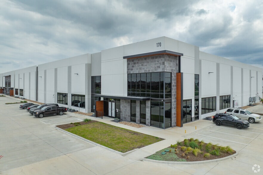 More Photos Of 170 Deep Roots Dr, Buda Distribution For Lease