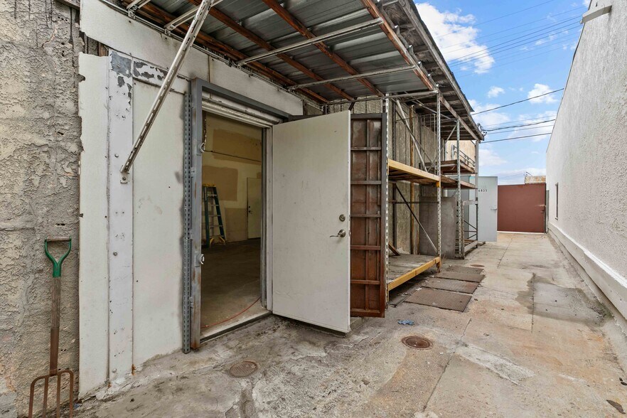 More Photos Of 6835 Tujunga Ave, North Hollywood Warehouse For Sale
