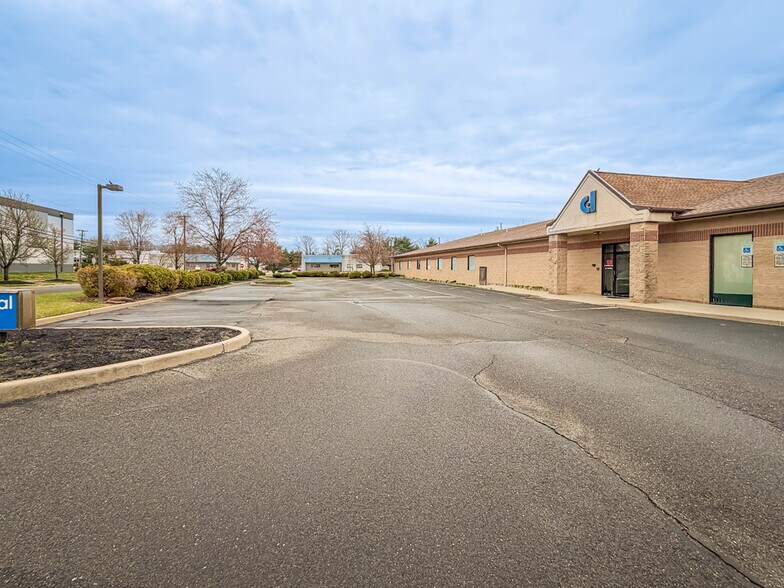 Primary Photo Of 155 Bradford Dr, Berlin Medical For Sale