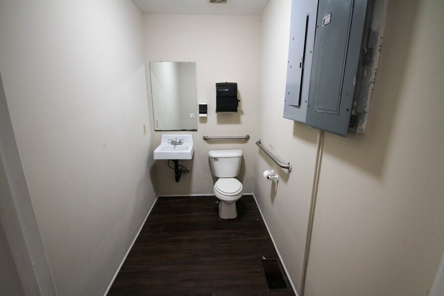 More Photos Of 1909 Cherry Rd, Rock Hill Office For Sale