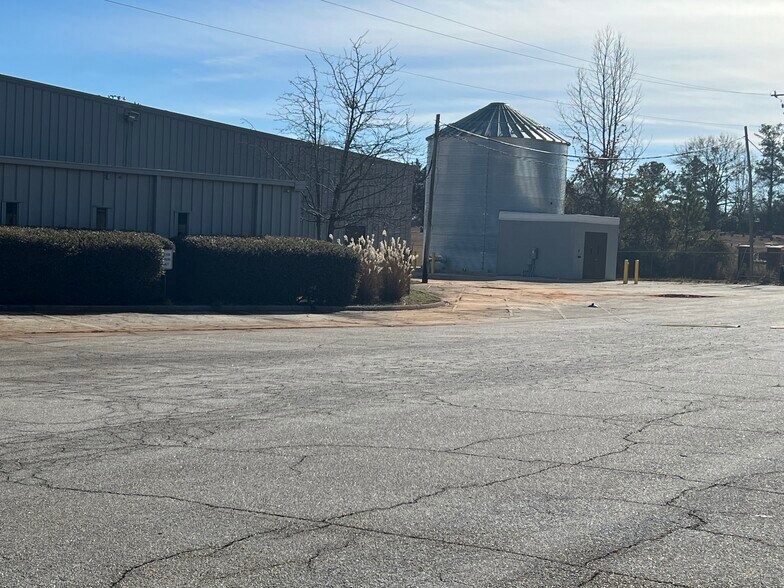 More Photos Of 1 Leggett Rd, Social Circle Warehouse For Lease
