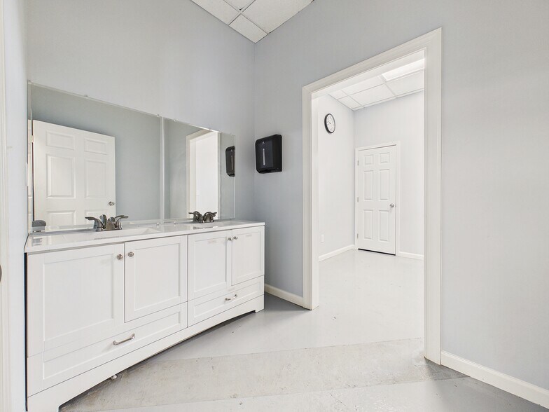 More Photos Of 124 Commerce St, Bowdon Showroom For Sale