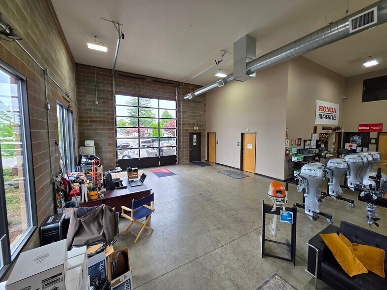 More Photos Of 13200-13210 SE Mcloughlin Blvd, Milwaukie Showroom For Lease