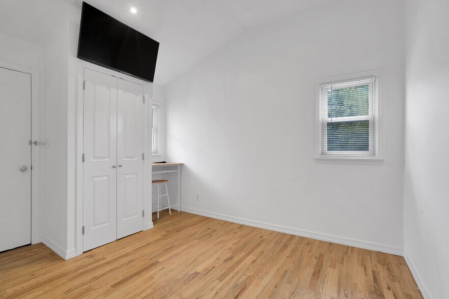 More Photos Of 87 North Rd, Hampton Bays Storefront Retail Residential For Sale