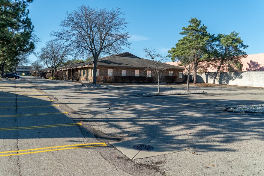 More Photos Of 16826-16824 Newburgh Rd, Livonia Medical For Sale
