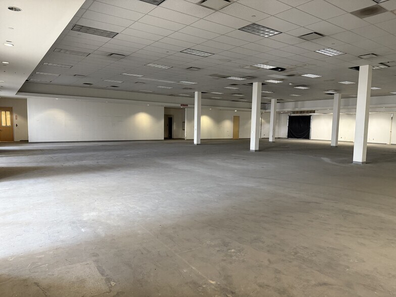 More Photos Of 15001 S Figueroa St, Gardena Distribution For Lease