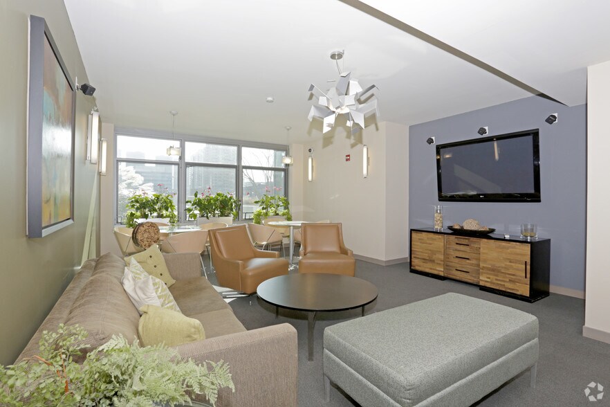 More Photos Of 555 W Kinzie St, Chicago Apartments For Lease