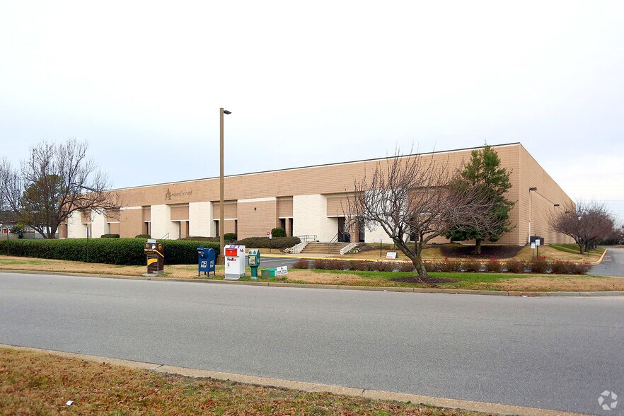 More Photos Of 804 Greenbrier Cir, Chesapeake Warehouse For Lease