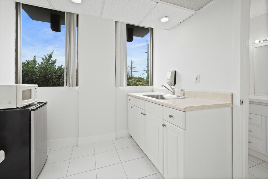 More Photos Of 4322-4334 E Tradewinds Ave, Lauderdale-by-the-Sea Loft Creative Space For Lease