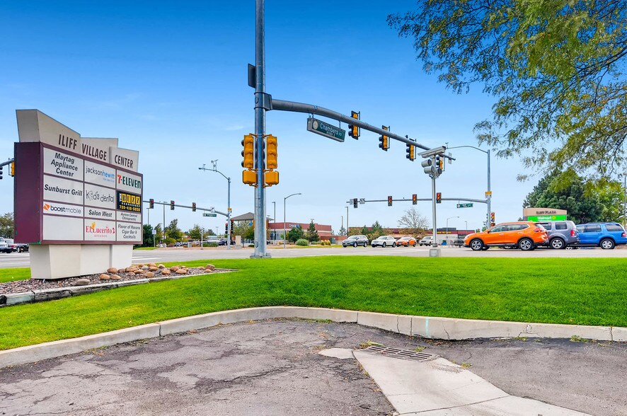 More Photos Of 2295 S Chambers Rd, Aurora Freestanding For Lease