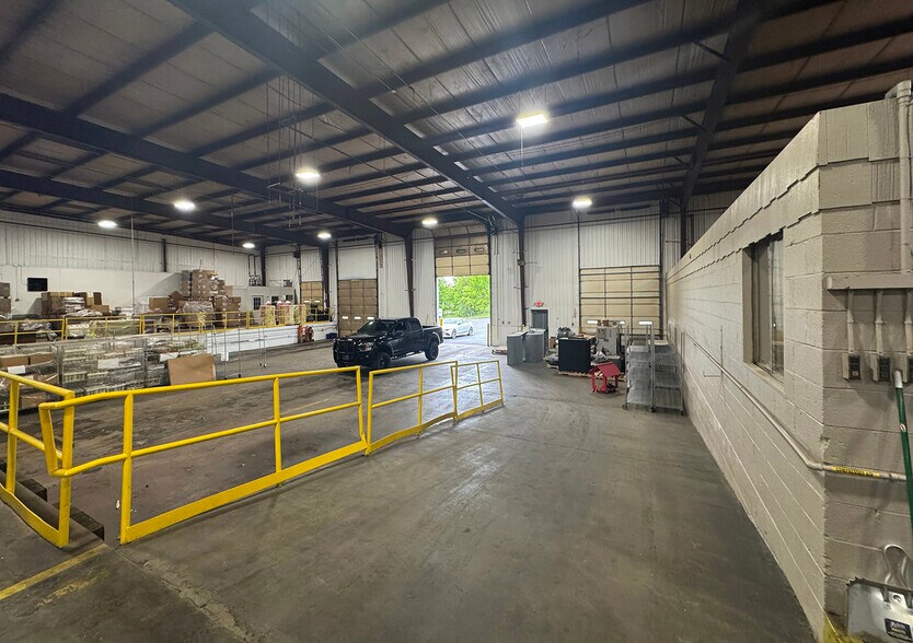 More Photos Of 400 Commerce Blvd, Lawrence Manufacturing For Lease