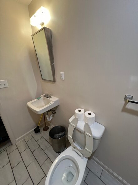 More Photos Of 9208 Venture Ct, Manassas Park Warehouse For Sale