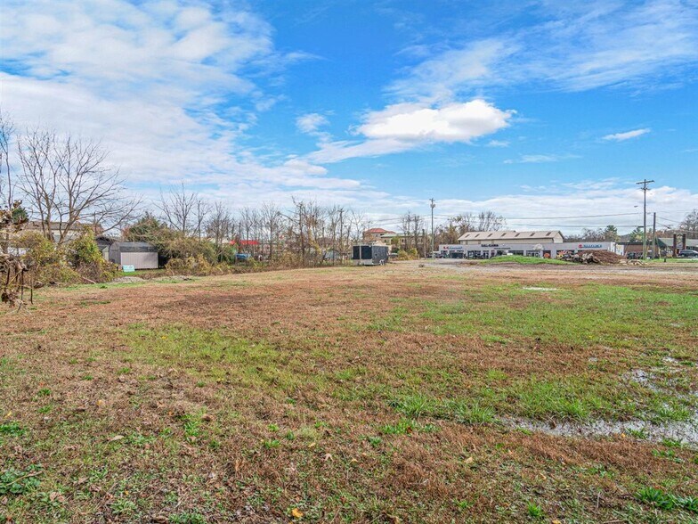 More Photos Of 307-321 S Washington St, Hendersonville Land For Lease