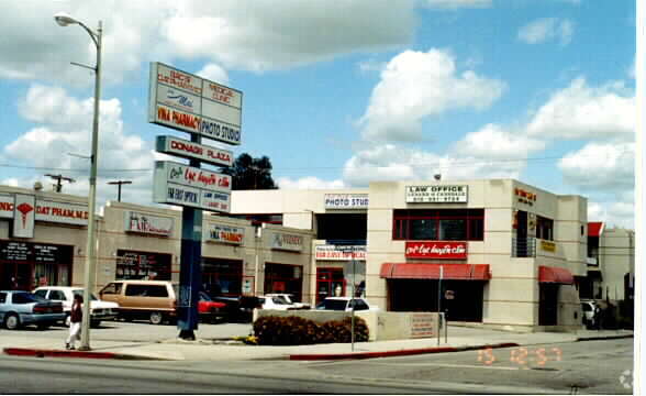 Primary Photo Of 18541 Sherman Way, Reseda Unknown For Lease