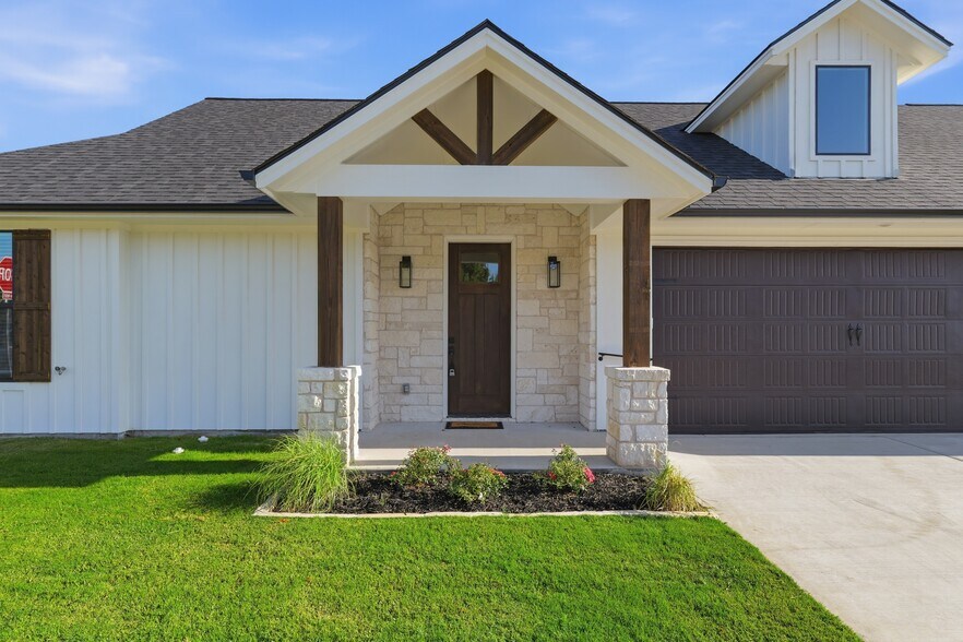 More Photos Of 200-210 Ewell st, Granbury Apartments For Sale