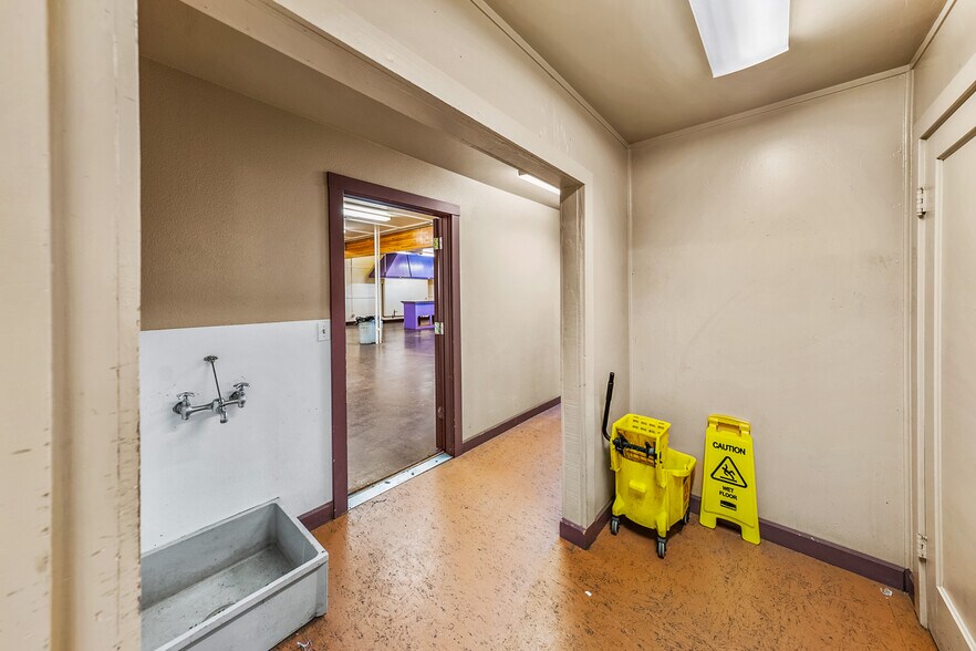 More Photos Of 211 Front St, Central Point General Retail For Sale