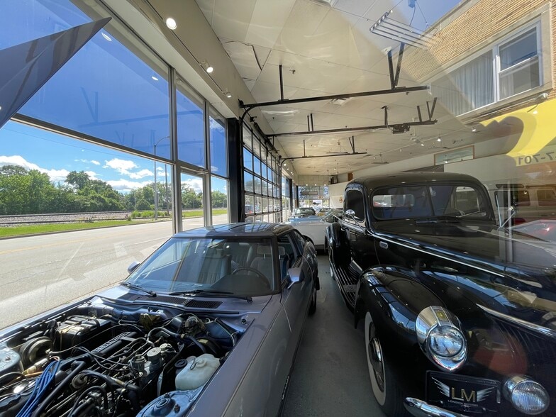 More Photos Of 660–670 E Northwest Hwy, Arlington Heights Auto Dealership For Sale