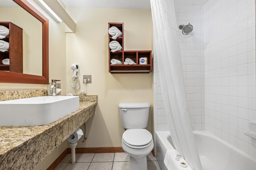 More Photos Of 310 S McCune St, Pilot Knob Hotel For Sale