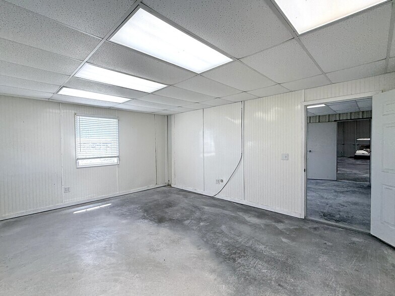 More Photos Of 875 Enterprise Ave, Galesburg Industrial For Sale