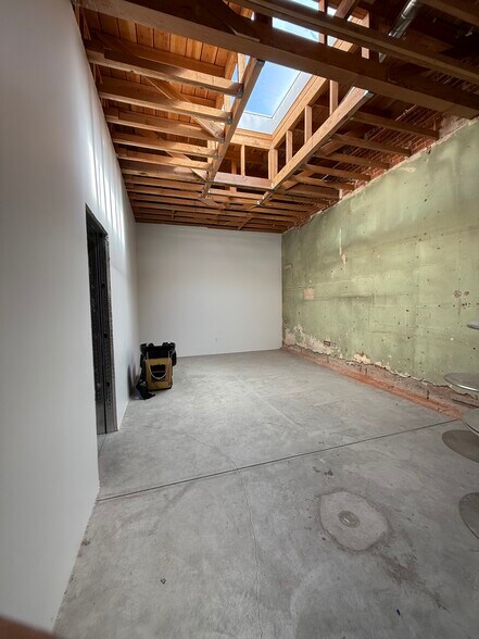 More Photos Of 5025-5035 Melrose Ave, Los Angeles Storefront For Lease